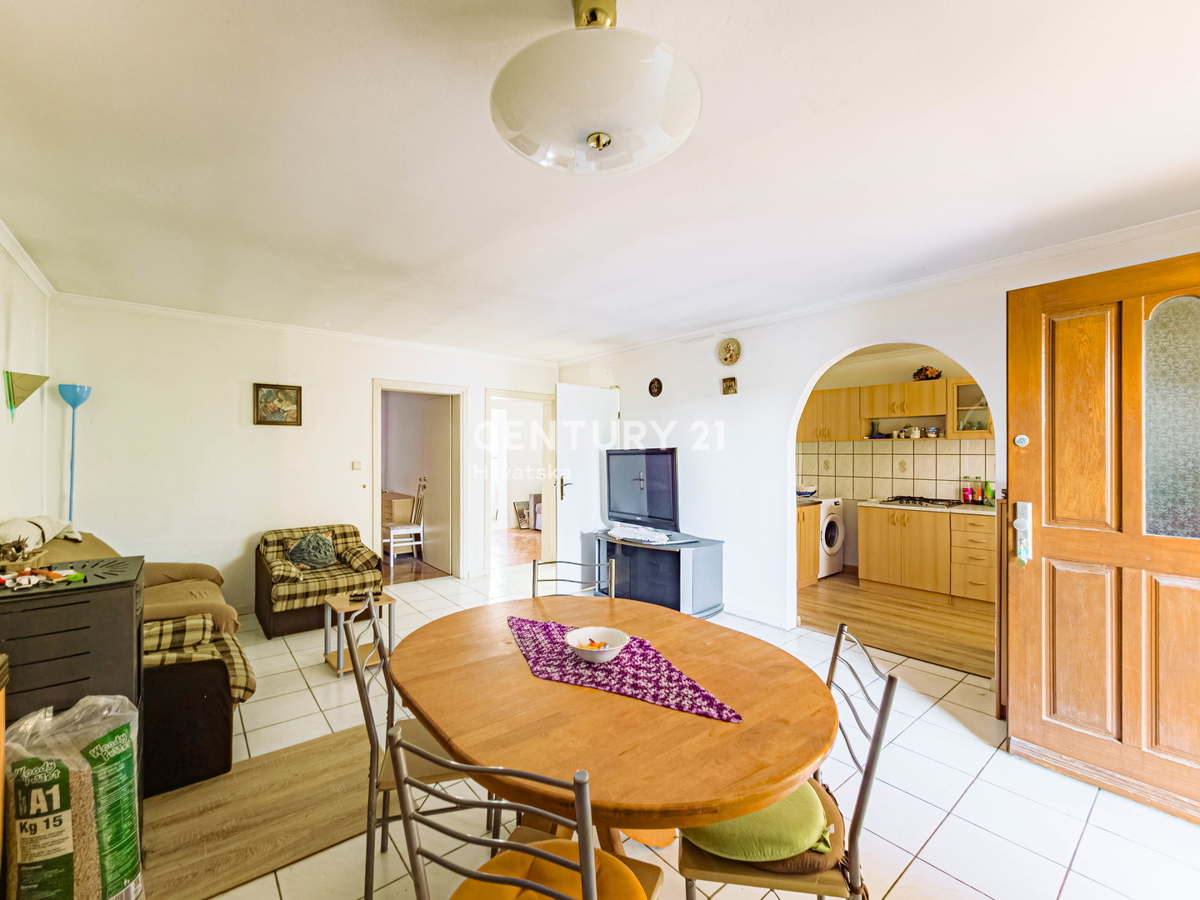 Vir, Bobovik: Hiša z dvema stanovanjema, dvoriščem, kletjo, shrambno prostorom - 135 m od morja