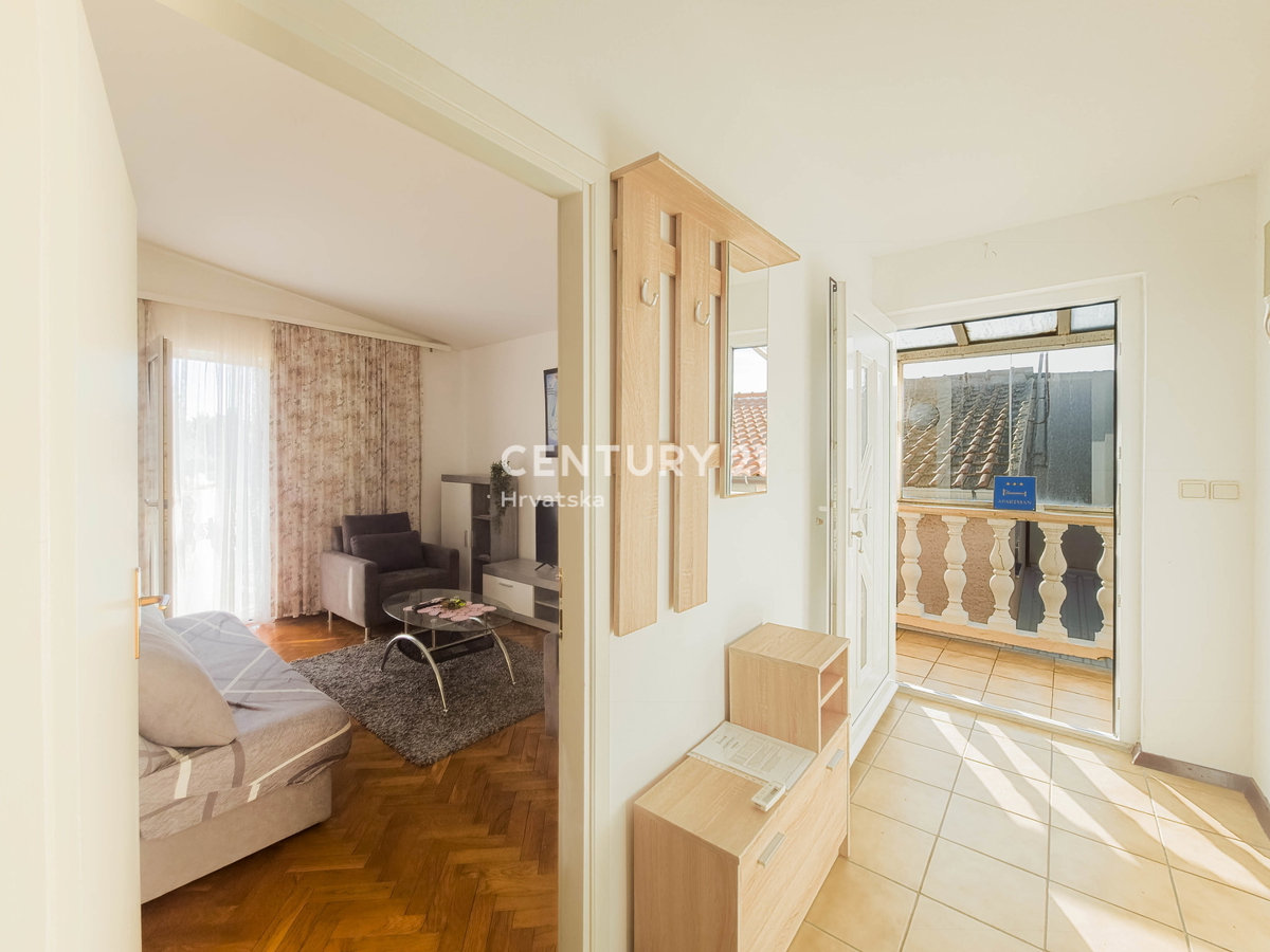 Vir, Bobovik: Hiša z dvema stanovanjema, dvoriščem, kletjo, shrambno prostorom - 135 m od morja