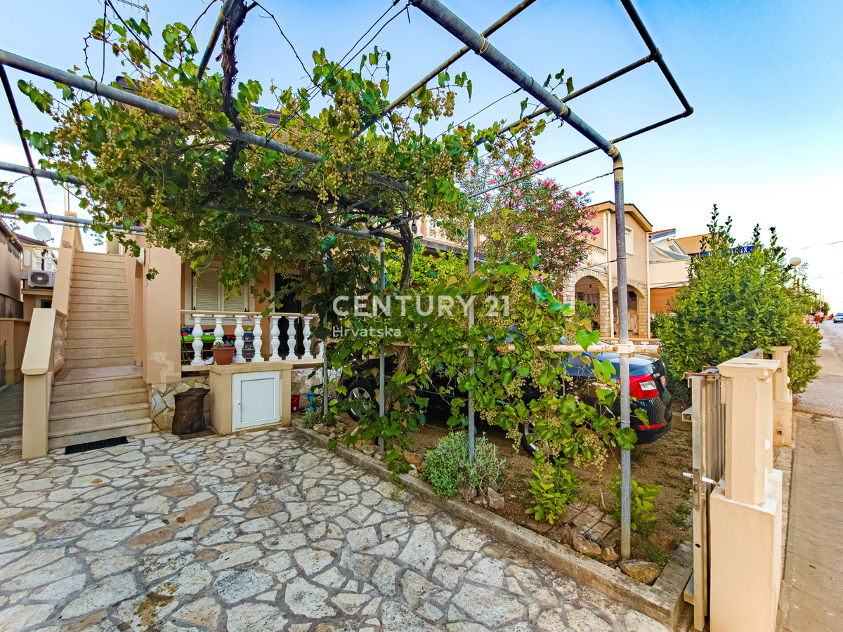 Vir, Bobovik: Hiša z dvema stanovanjema, dvoriščem, kletjo, shrambno prostorom - 135 m od morja