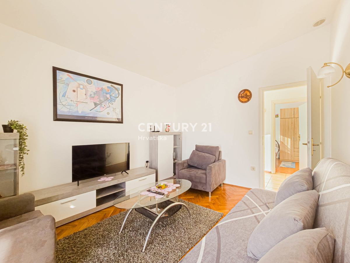 Vir, Bobovik: Hiša z dvema stanovanjema, dvoriščem, kletjo, shrambno prostorom - 135 m od morja