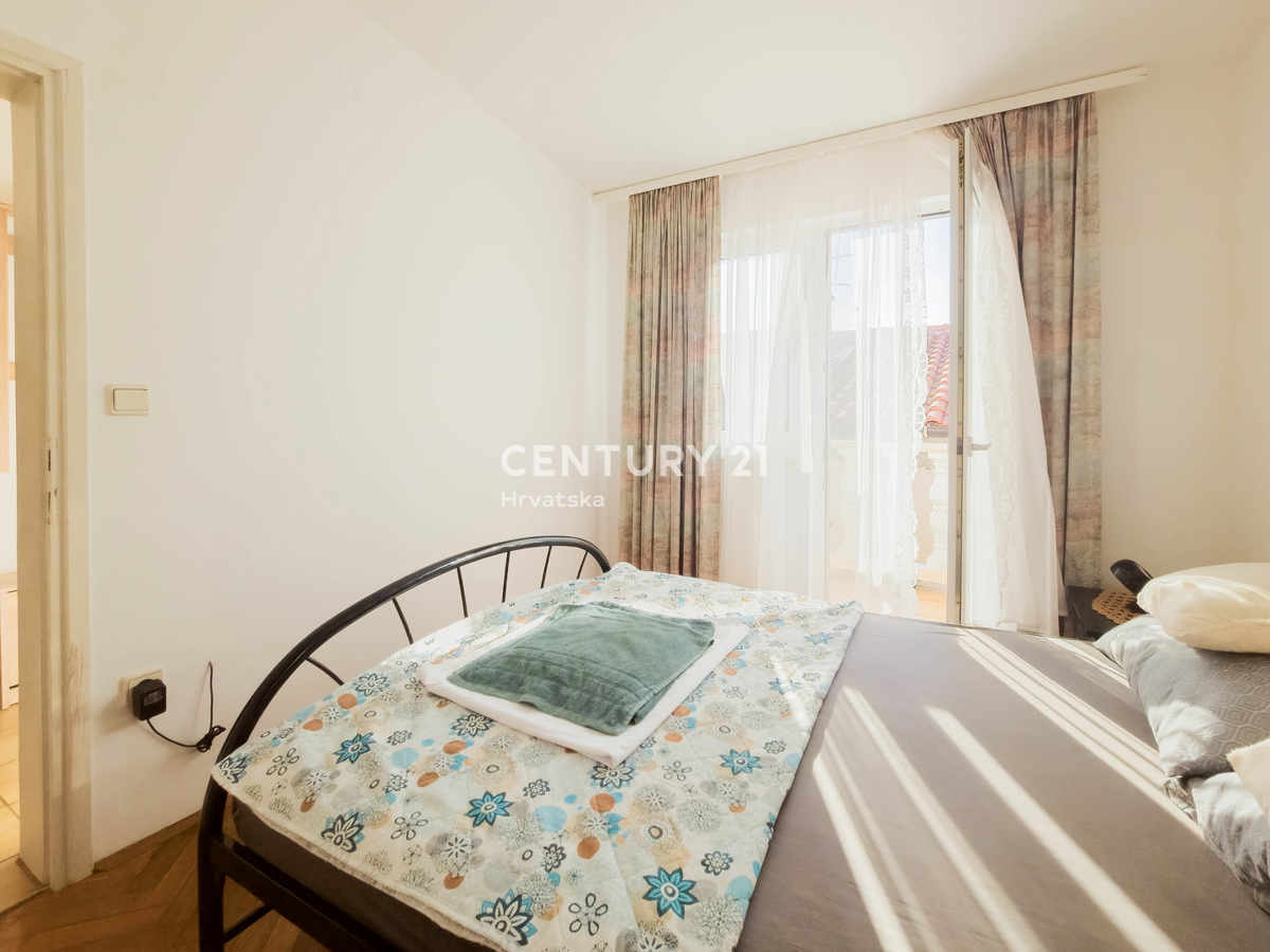 Vir, Bobovik: Hiša z dvema stanovanjema, dvoriščem, kletjo, shrambno prostorom - 135 m od morja