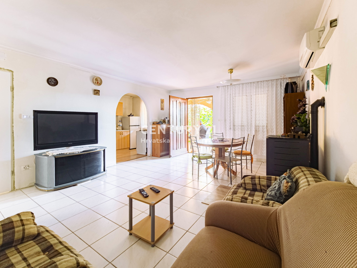 Vir, Bobovik: Hiša z dvema stanovanjema, dvoriščem, kletjo, shrambno prostorom - 135 m od morja