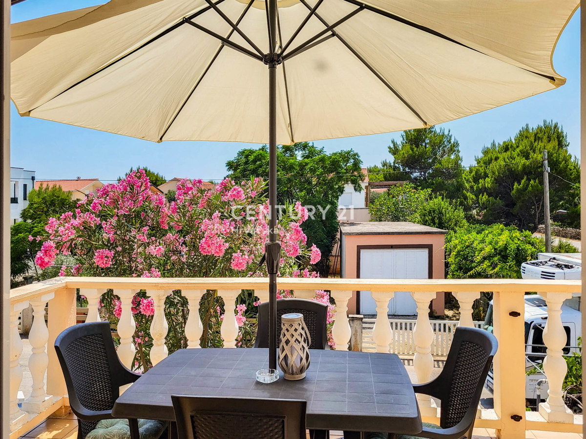 Vir, Bobovik: Hiša z dvema stanovanjema, dvoriščem, kletjo, shrambno prostorom - 135 m od morja