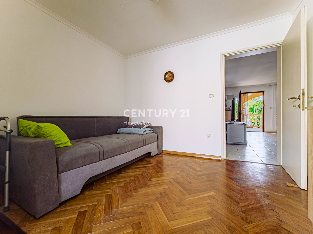 Vir, Bobovik: Hiša z dvema stanovanjema, dvoriščem, kletjo, shrambno prostorom - 135 m od morja