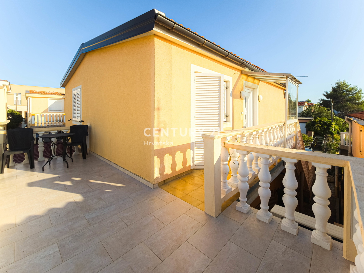 Vir, Bobovik: Hiša z dvema stanovanjema, dvoriščem, kletjo, shrambno prostorom - 135 m od morja