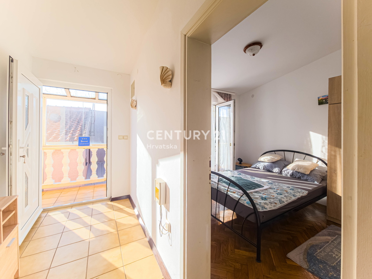 Vir, Bobovik: Hiša z dvema stanovanjema, dvoriščem, kletjo, shrambno prostorom - 135 m od morja