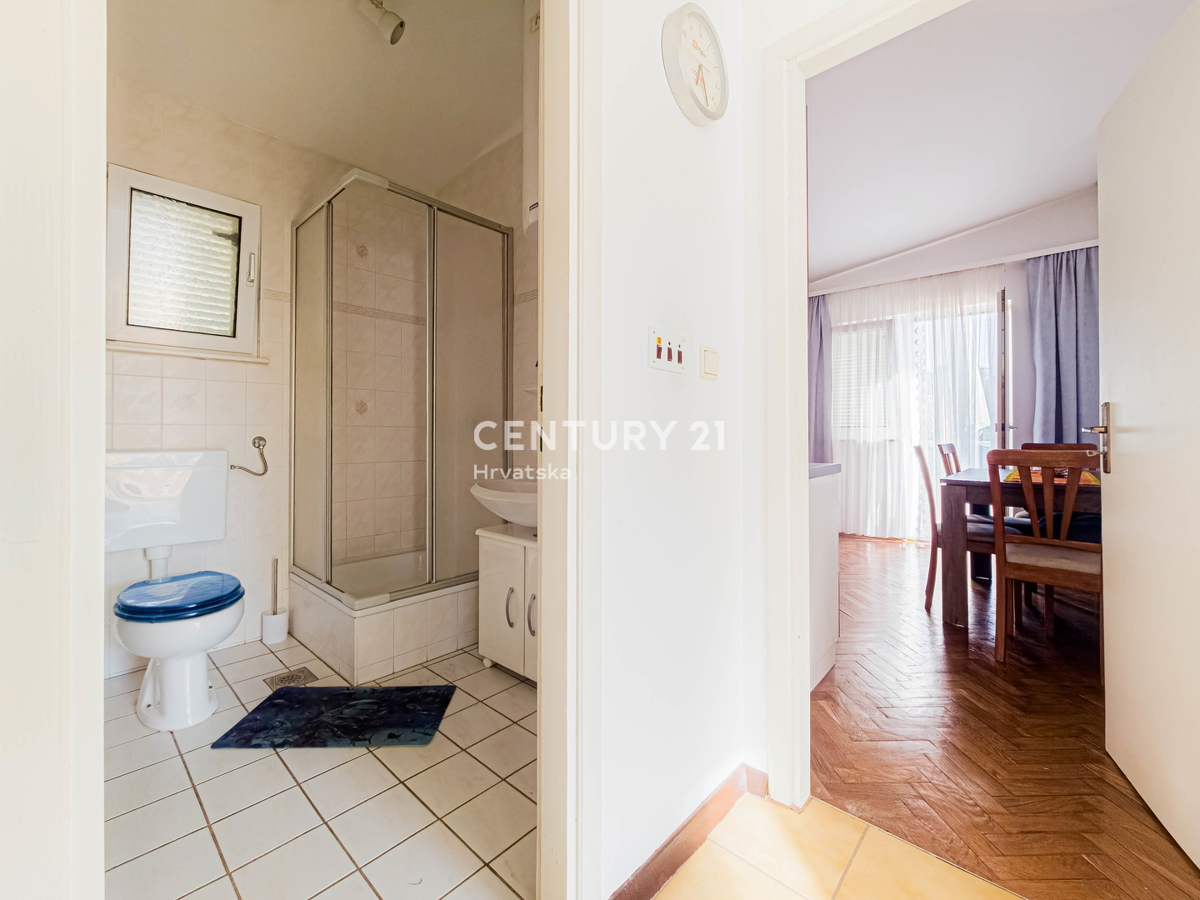 Vir, Bobovik: Hiša z dvema stanovanjema, dvoriščem, kletjo, shrambno prostorom - 135 m od morja