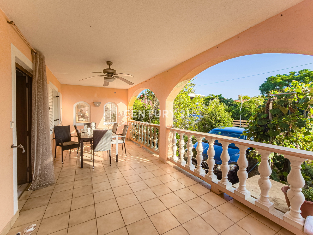 Vir, Bobovik: Hiša z dvema stanovanjema, dvoriščem, kletjo, shrambno prostorom - 135 m od morja