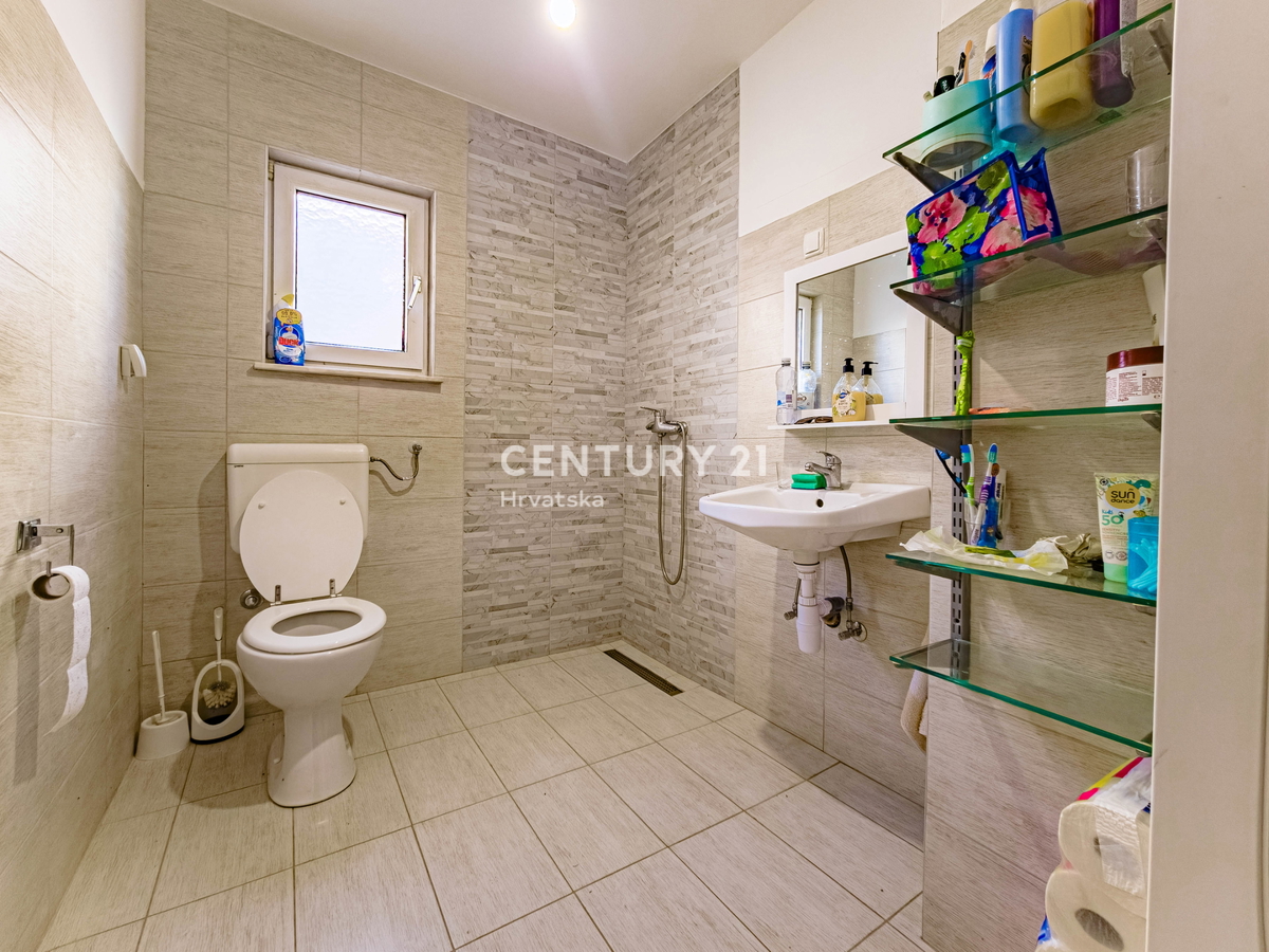 Vir, Bobovik: Hiša z dvema stanovanjema, dvoriščem, kletjo, shrambno prostorom - 135 m od morja