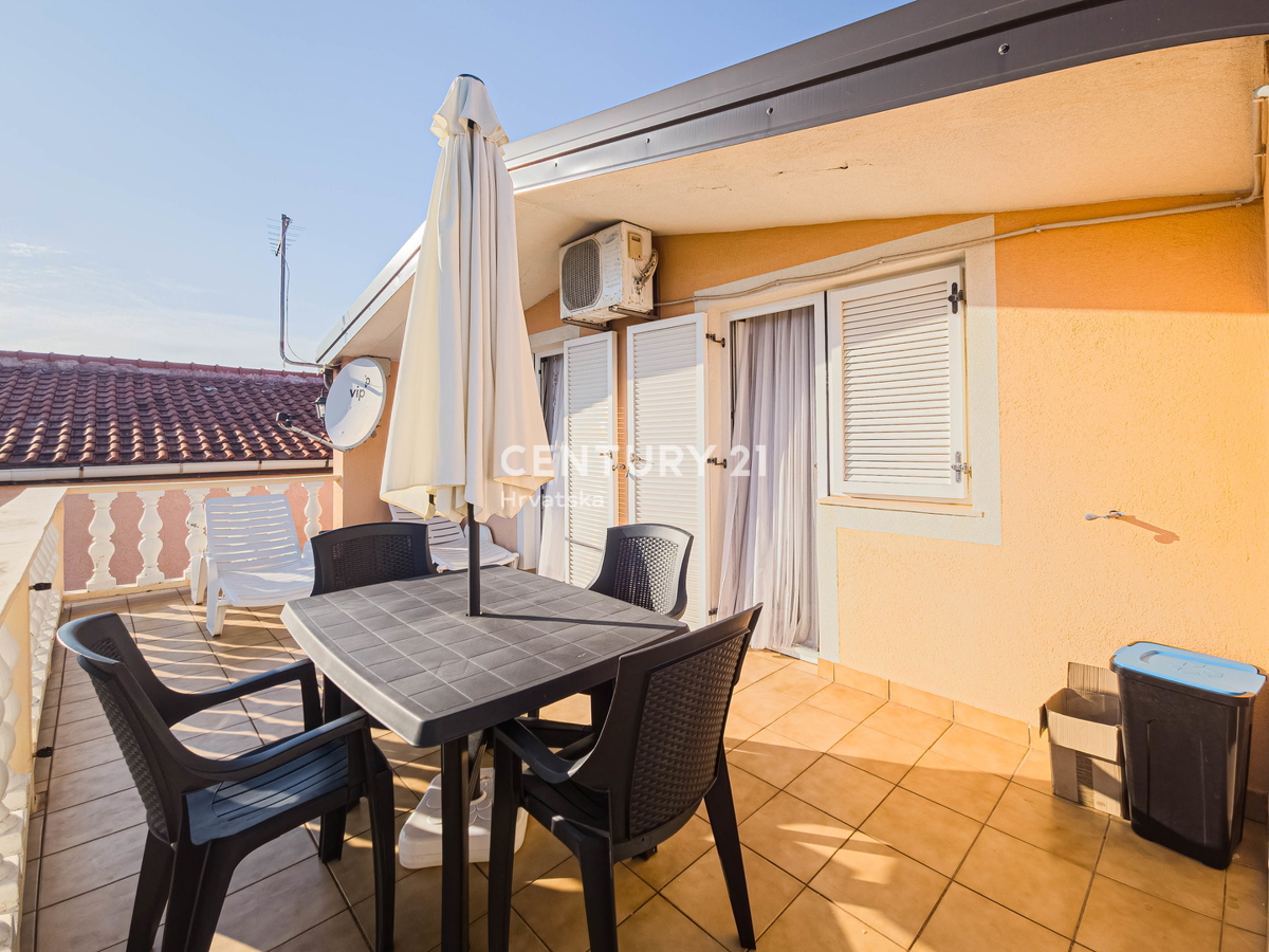 Vir, Bobovik: Hiša z dvema stanovanjema, dvoriščem, kletjo, shrambno prostorom - 135 m od morja