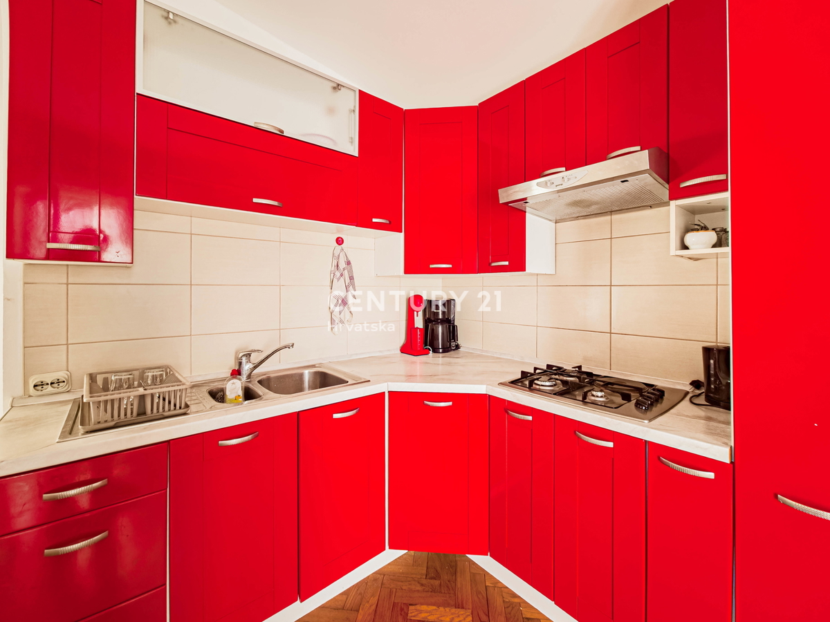 Vir, Bobovik: Hiša z dvema stanovanjema, dvoriščem, kletjo, shrambno prostorom - 135 m od morja