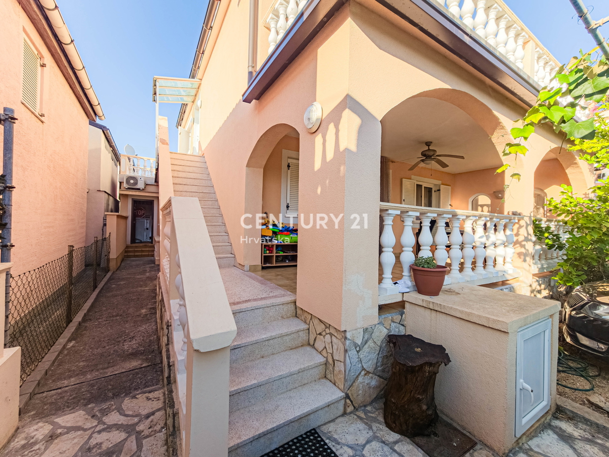 Vir, Bobovik: Hiša z dvema stanovanjema, dvoriščem, kletjo, shrambno prostorom - 135 m od morja