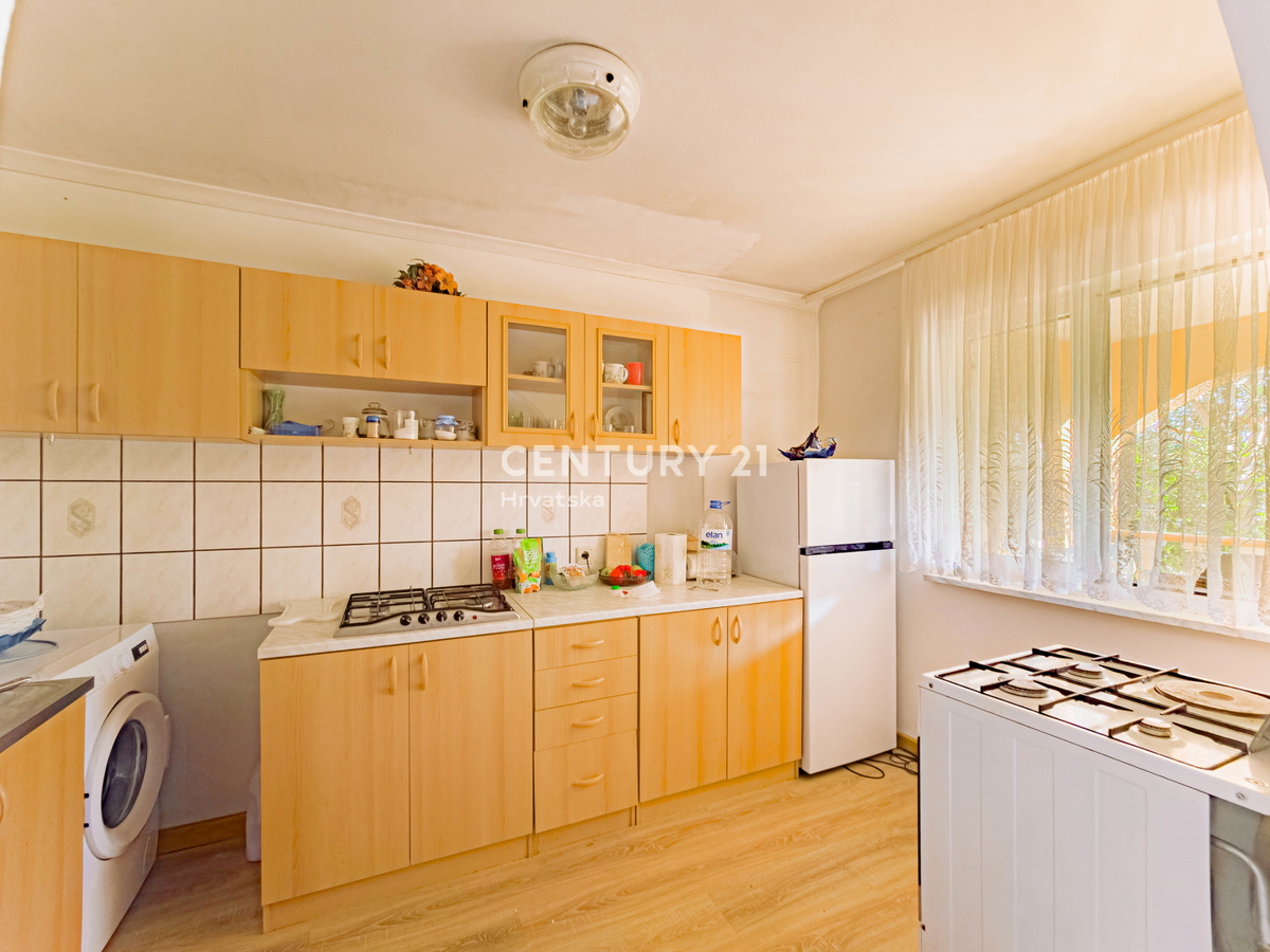 Vir, Bobovik: Hiša z dvema stanovanjema, dvoriščem, kletjo, shrambno prostorom - 135 m od morja