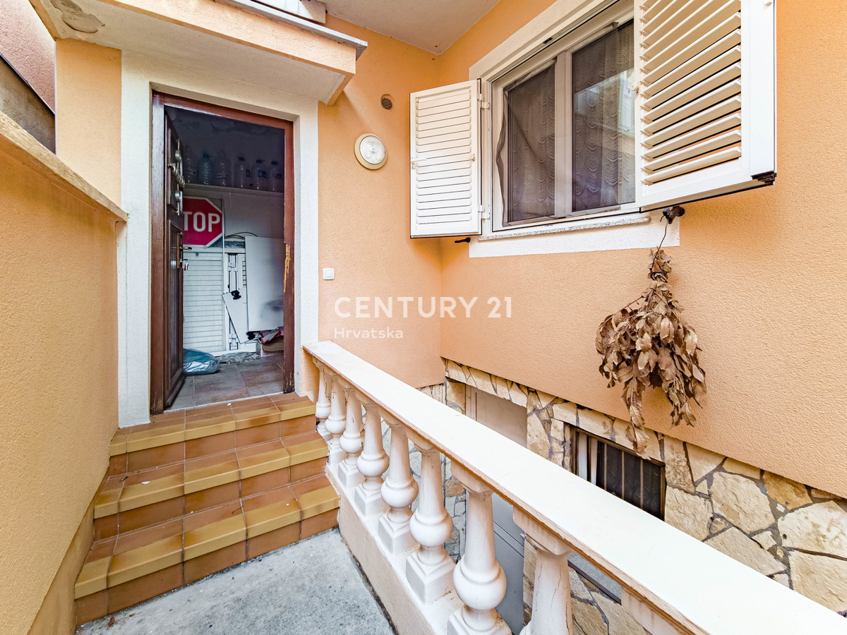 Vir, Bobovik: Hiša z dvema stanovanjema, dvoriščem, kletjo, shrambno prostorom - 135 m od morja