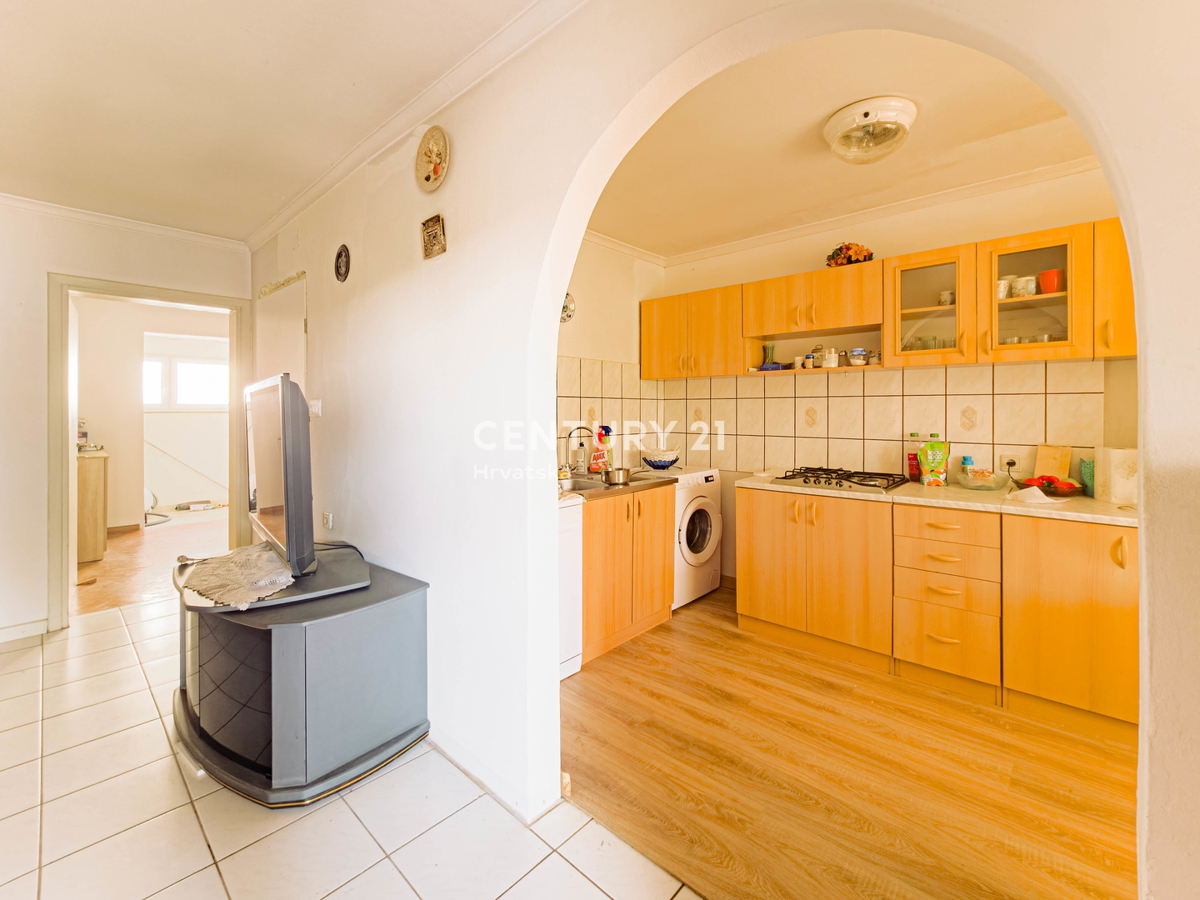 Vir, Bobovik: Hiša z dvema stanovanjema, dvoriščem, kletjo, shrambno prostorom - 135 m od morja