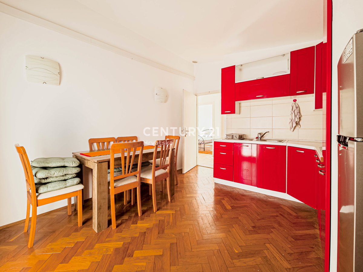 Vir, Bobovik: Hiša z dvema stanovanjema, dvoriščem, kletjo, shrambno prostorom - 135 m od morja