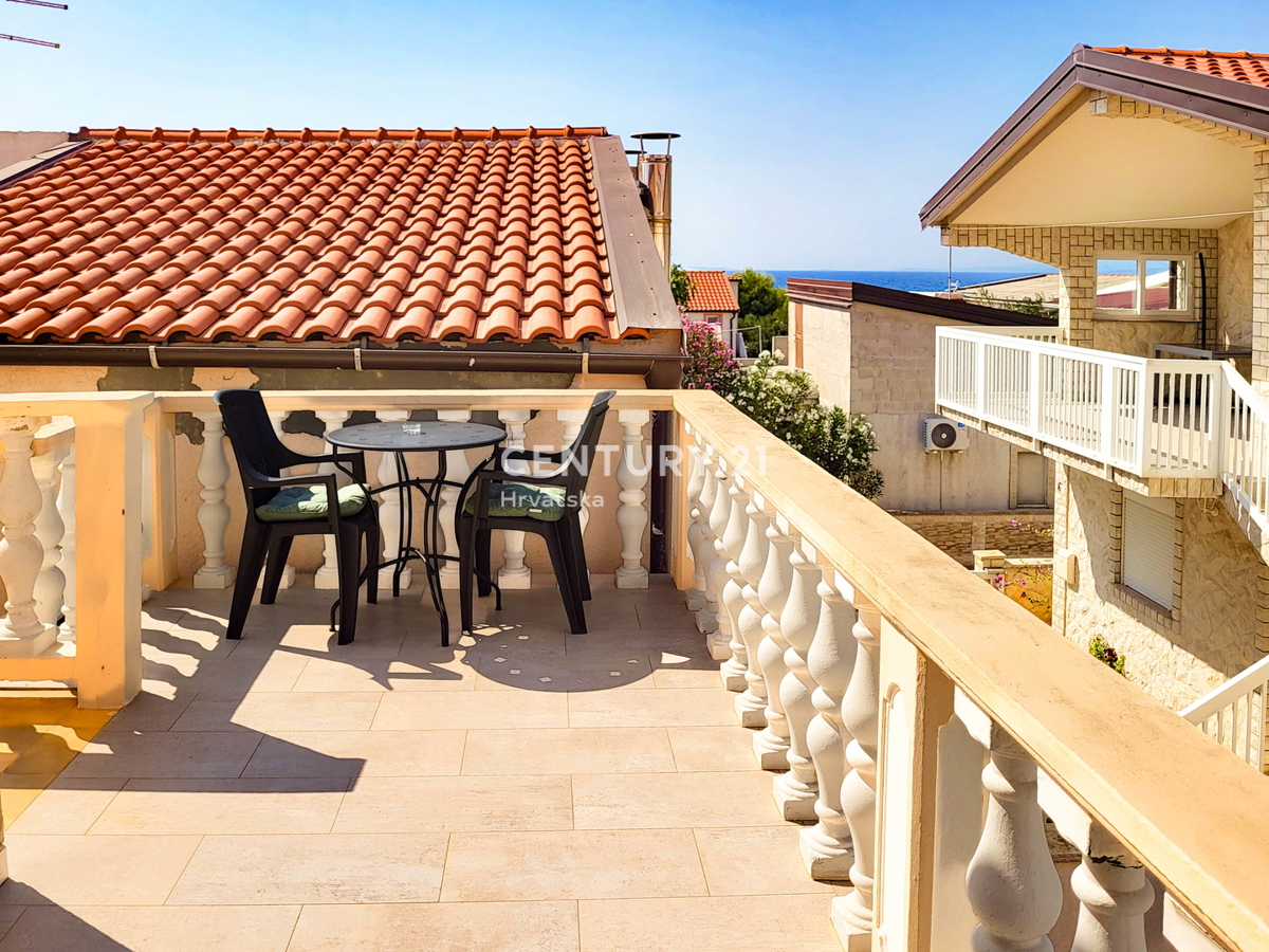 Vir, Bobovik: Hiša z dvema stanovanjema, dvoriščem, kletjo, shrambno prostorom - 135 m od morja