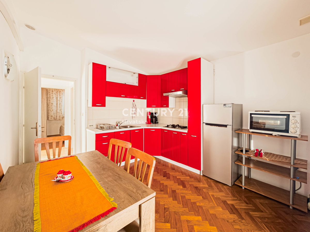 Vir, Bobovik: Hiša z dvema stanovanjema, dvoriščem, kletjo, shrambno prostorom - 135 m od morja