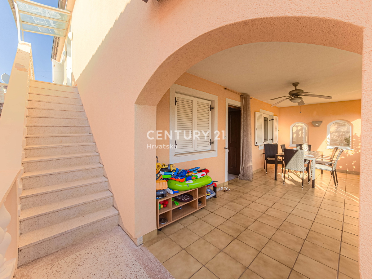 Vir, Bobovik: Hiša z dvema stanovanjema, dvoriščem, kletjo, shrambno prostorom - 135 m od morja