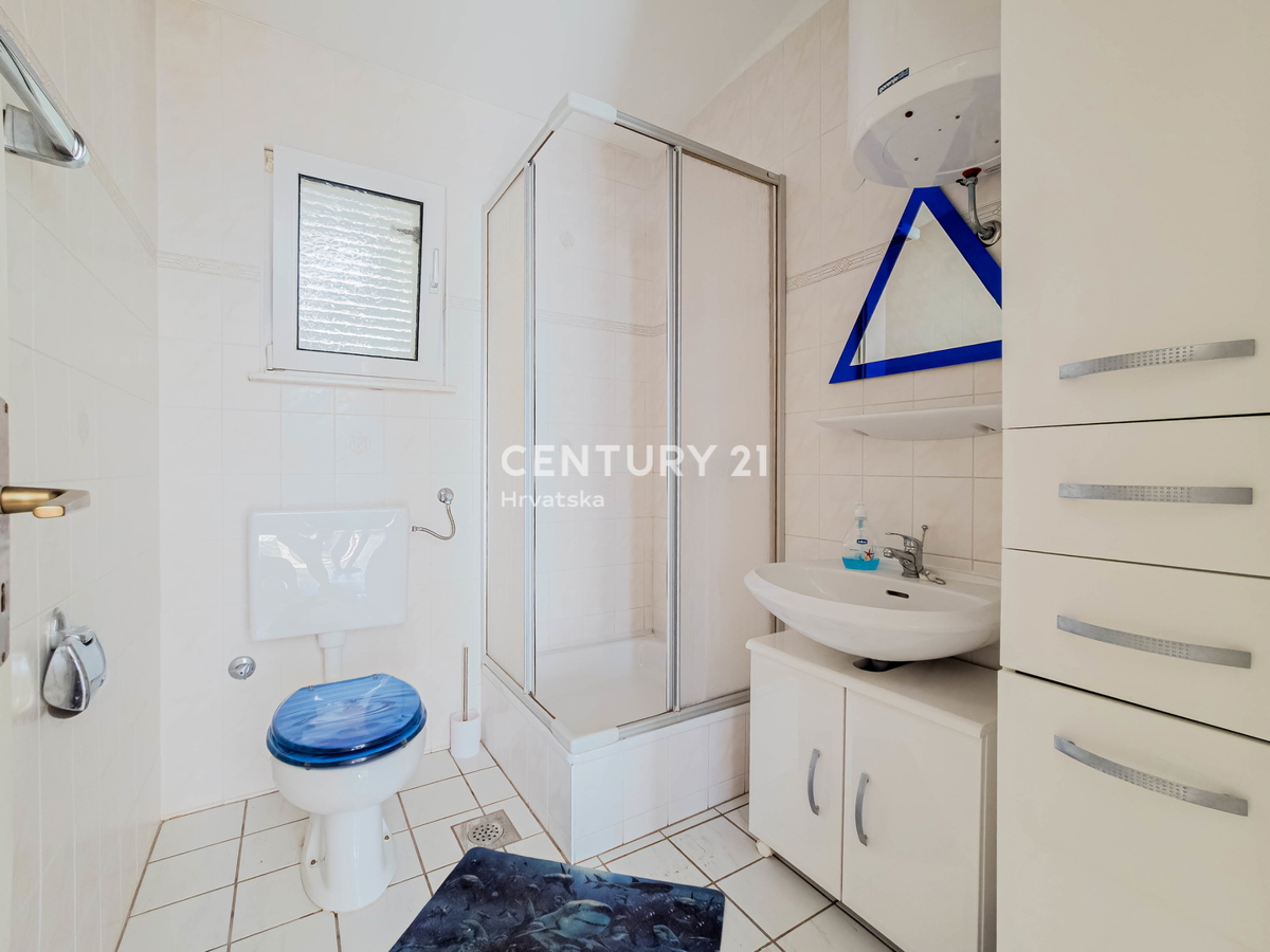 Vir, Bobovik: Hiša z dvema stanovanjema, dvoriščem, kletjo, shrambno prostorom - 135 m od morja