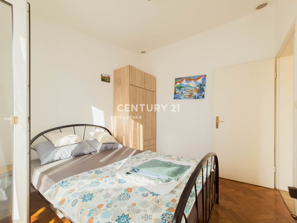 Vir, Bobovik: Hiša z dvema stanovanjema, dvoriščem, kletjo, shrambno prostorom - 135 m od morja