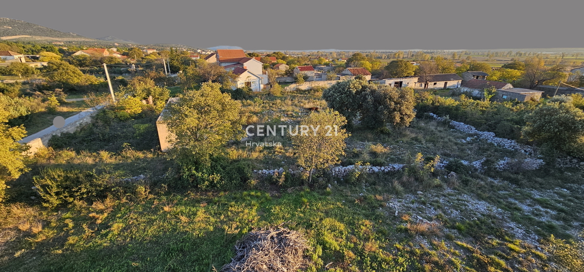 dve manjši hiši s pomožnimi zgradbami in ogromnim dvoriščem