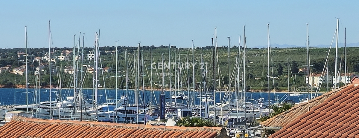 stanovanje v središču Biograda na Moru z razgledom na marino Kornati