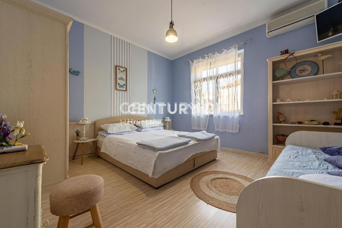 Izjemna vila s bazenom v središču Biograda na Moru