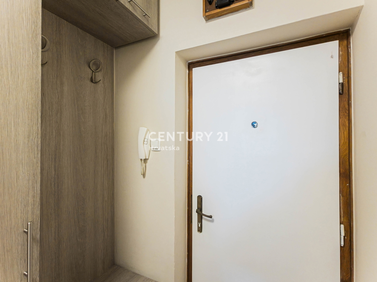 Zadar, Jazine II, 2,5-prostorsko stanovanje, 56 m2, 3. nadstropje, brez dvigala, obnovljeno, takoj vseljivo