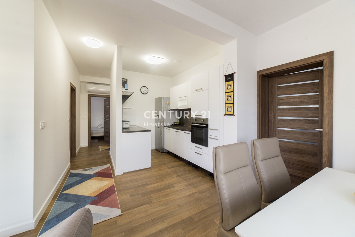 MANDRE, EKSKLUZIVNO, 3,5-PRISOBNO STANOVANJE 80,50 m2, 1. NADSTROPJE, 2. VRSTA DO MORJA, ČUDOVIT RAZGLED, OPREMLJENO, TAKOJ ZASELJIVO!