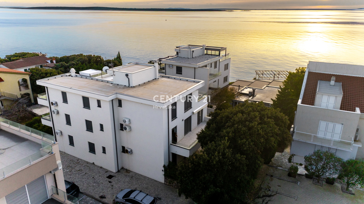 MANDRE, EKSKLUZIVNO, 3,5-PRISOBNO STANOVANJE 80,50 m2, 1. NADSTROPJE, 2. VRSTA DO MORJA, ČUDOVIT RAZGLED, OPREMLJENO, TAKOJ ZASELJIVO!