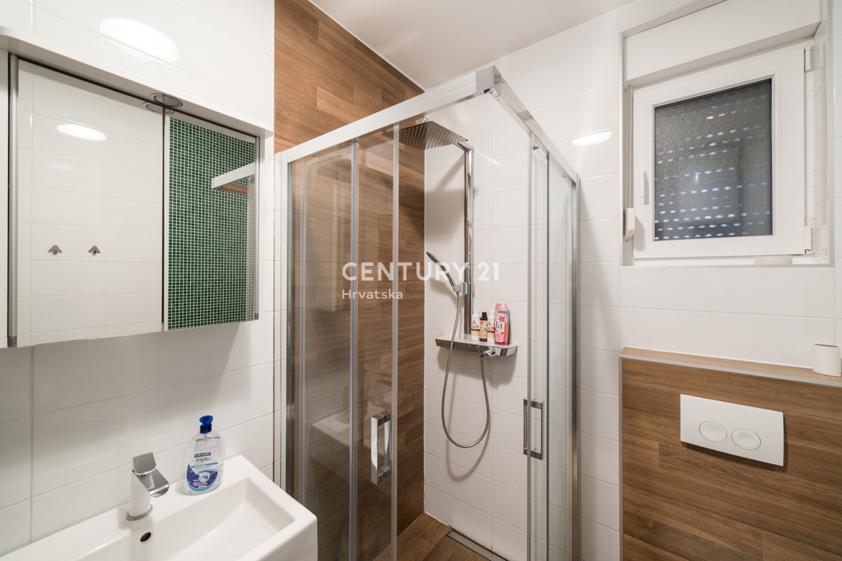 MANDRE, EKSKLUZIVNO, 3,5-PRISOBNO STANOVANJE 80,50 m2, 1. NADSTROPJE, 2. VRSTA DO MORJA, ČUDOVIT RAZGLED, OPREMLJENO, TAKOJ ZASELJIVO!