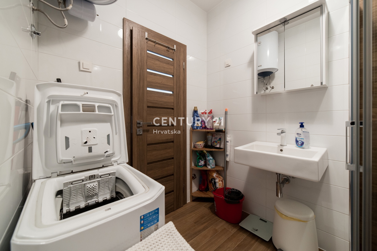 MANDRE, EKSKLUZIVNO, 3,5-PRISOBNO STANOVANJE 80,50 m2, 1. NADSTROPJE, 2. VRSTA DO MORJA, ČUDOVIT RAZGLED, OPREMLJENO, TAKOJ ZASELJIVO!