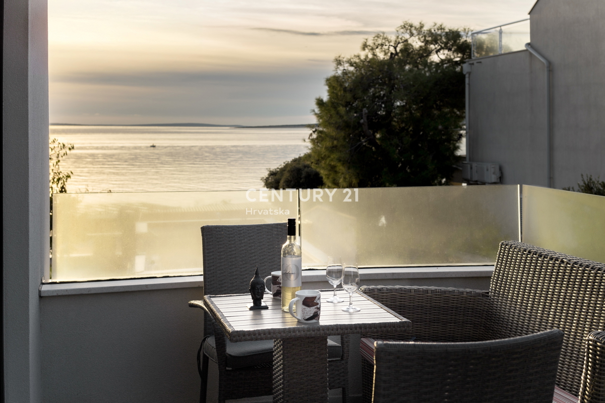 MANDRE, EKSKLUZIVNO, 3,5-PRISOBNO STANOVANJE 80,50 m2, 1. NADSTROPJE, 2. VRSTA DO MORJA, ČUDOVIT RAZGLED, OPREMLJENO, TAKOJ ZASELJIVO!