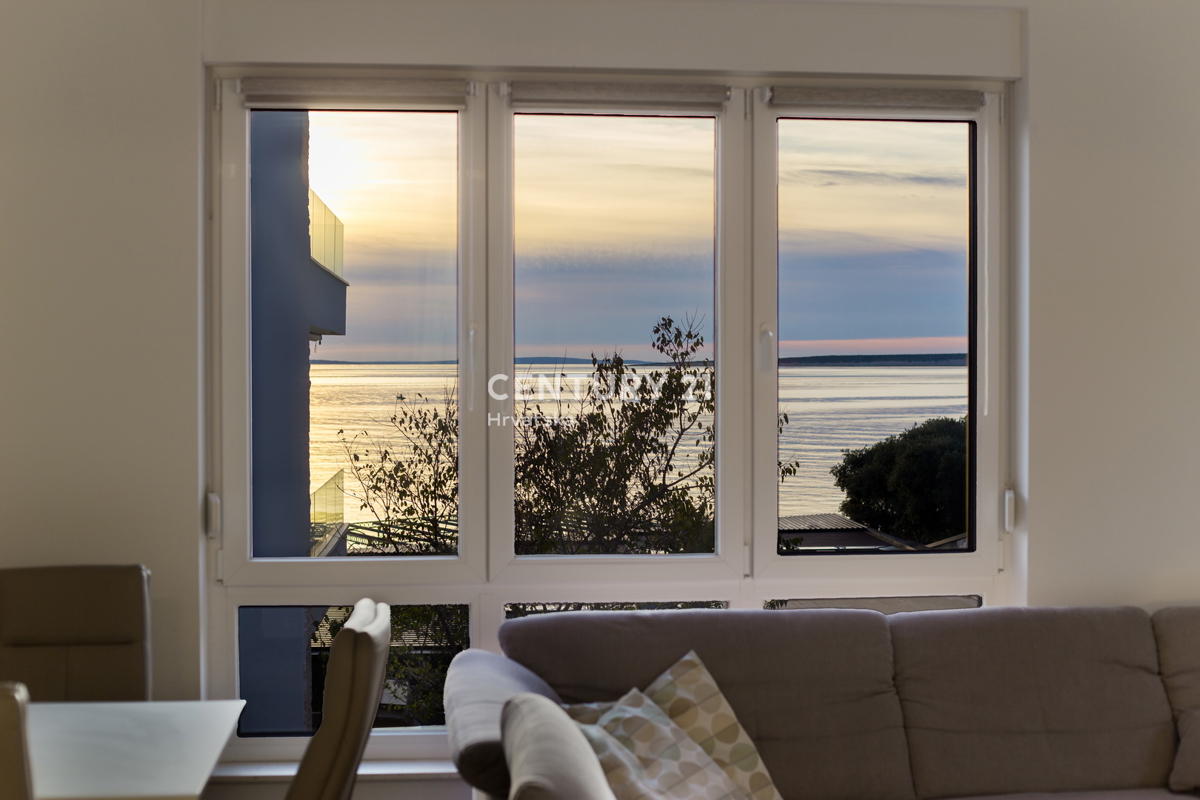 MANDRE, EKSKLUZIVNO, 3,5-PRISOBNO STANOVANJE 80,50 m2, 1. NADSTROPJE, 2. VRSTA DO MORJA, ČUDOVIT RAZGLED, OPREMLJENO, TAKOJ ZASELJIVO!