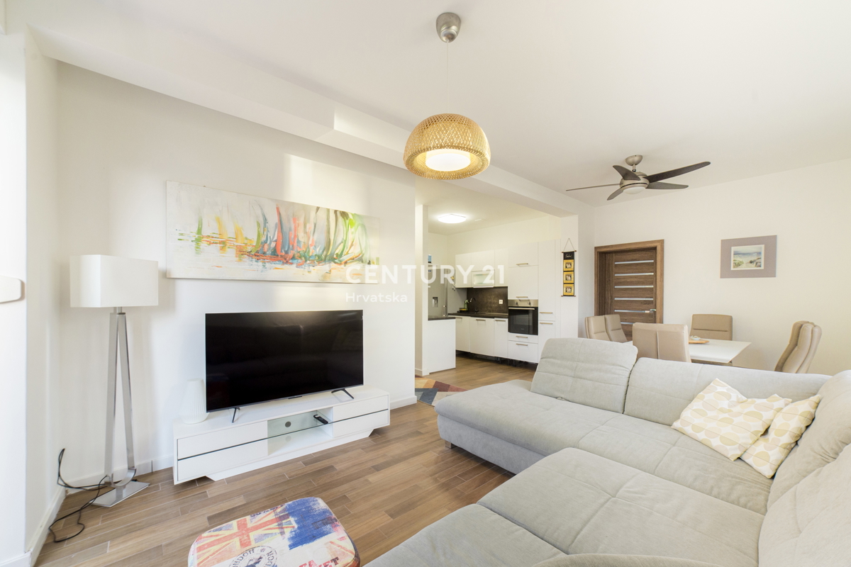 MANDRE, EKSKLUZIVNO, 3,5-PRISOBNO STANOVANJE 80,50 m2, 1. NADSTROPJE, 2. VRSTA DO MORJA, ČUDOVIT RAZGLED, OPREMLJENO, TAKOJ ZASELJIVO!