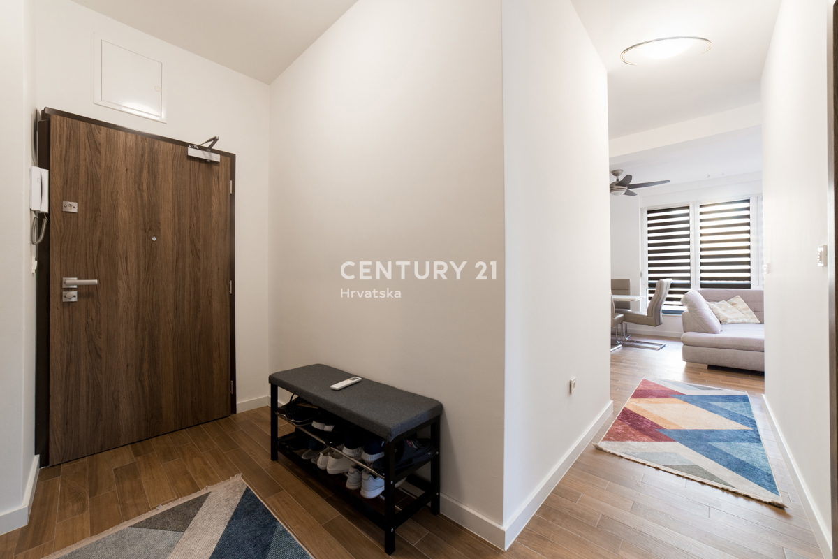 MANDRE, EKSKLUZIVNO, 3,5-PRISOBNO STANOVANJE 80,50 m2, 1. NADSTROPJE, 2. VRSTA DO MORJA, ČUDOVIT RAZGLED, OPREMLJENO, TAKOJ ZASELJIVO!