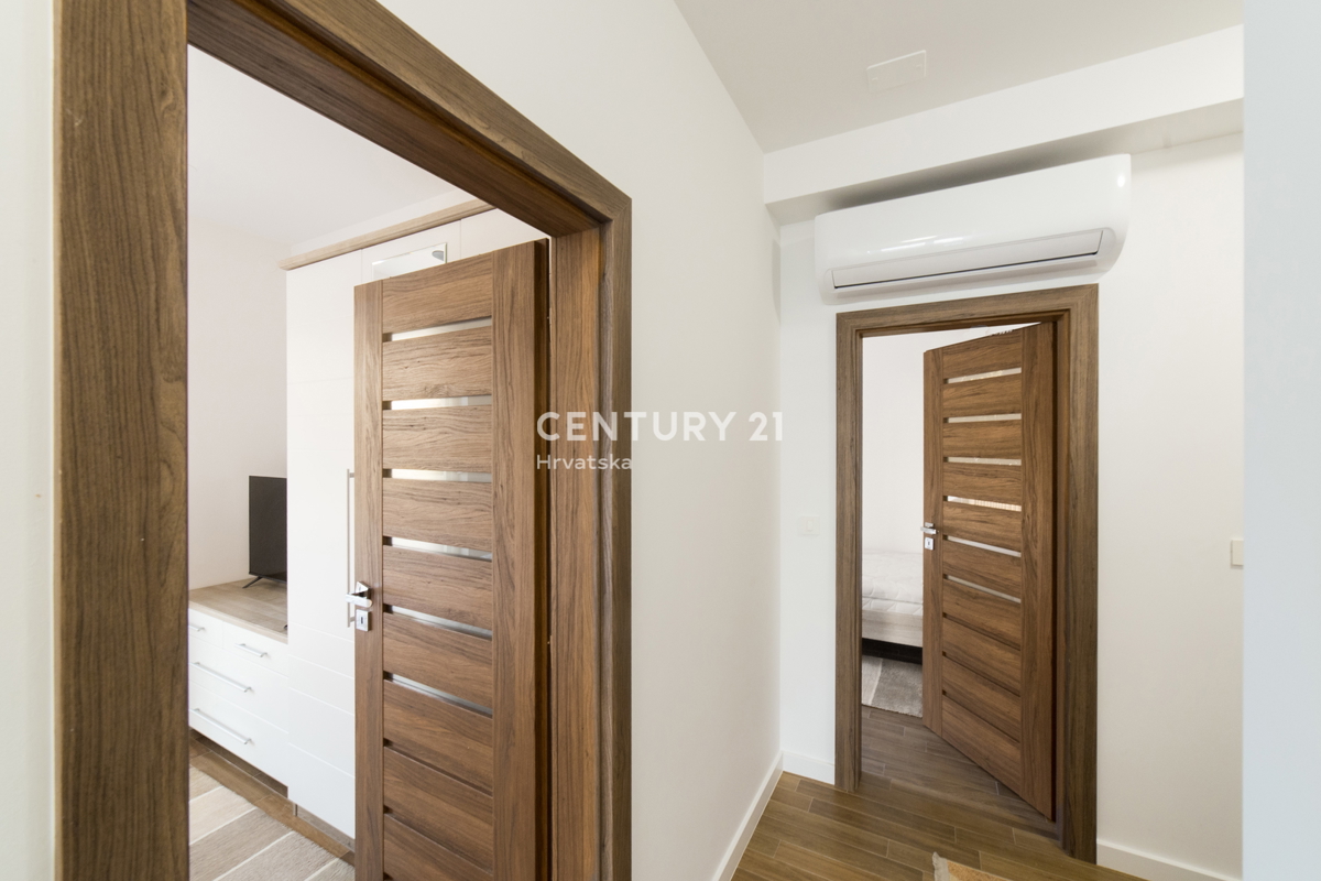 MANDRE, EKSKLUZIVNO, 3,5-PRISOBNO STANOVANJE 80,50 m2, 1. NADSTROPJE, 2. VRSTA DO MORJA, ČUDOVIT RAZGLED, OPREMLJENO, TAKOJ ZASELJIVO!