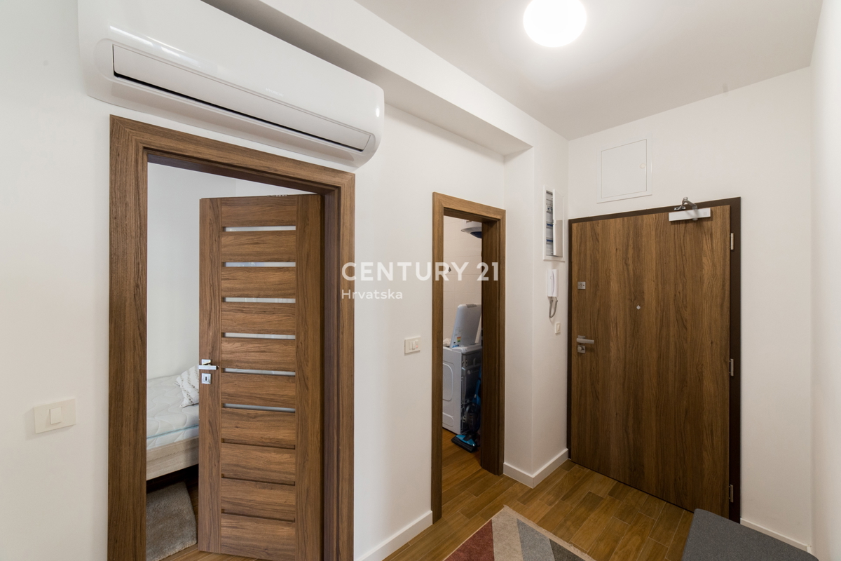 MANDRE, EKSKLUZIVNO, 3,5-PRISOBNO STANOVANJE 80,50 m2, 1. NADSTROPJE, 2. VRSTA DO MORJA, ČUDOVIT RAZGLED, OPREMLJENO, TAKOJ ZASELJIVO!