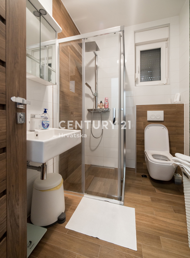 MANDRE, EKSKLUZIVNO, 3,5-PRISOBNO STANOVANJE 80,50 m2, 1. NADSTROPJE, 2. VRSTA DO MORJA, ČUDOVIT RAZGLED, OPREMLJENO, TAKOJ ZASELJIVO!