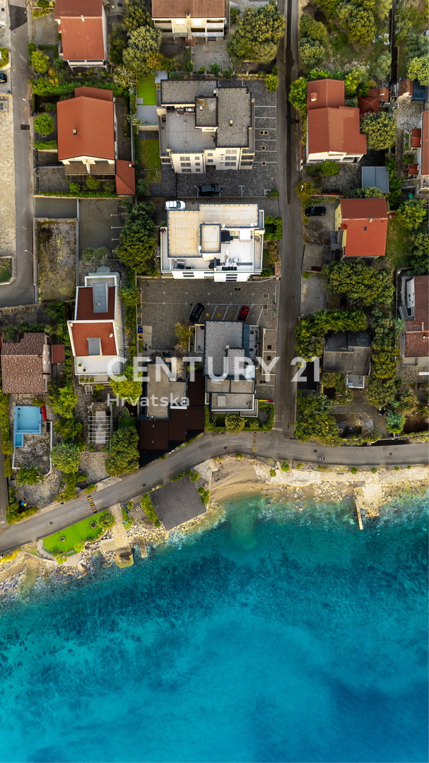 MANDRE, EKSKLUZIVNO, 3,5-PRISOBNO STANOVANJE 80,50 m2, 1. NADSTROPJE, 2. VRSTA DO MORJA, ČUDOVIT RAZGLED, OPREMLJENO, TAKOJ ZASELJIVO!