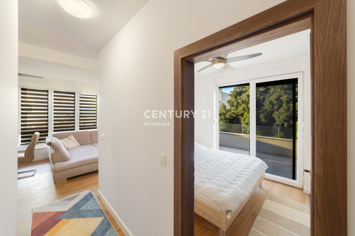 MANDRE, EKSKLUZIVNO, 3,5-PRISOBNO STANOVANJE 80,50 m2, 1. NADSTROPJE, 2. VRSTA DO MORJA, ČUDOVIT RAZGLED, OPREMLJENO, TAKOJ ZASELJIVO!