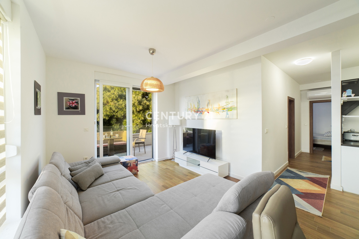 MANDRE, EKSKLUZIVNO, 3,5-PRISOBNO STANOVANJE 80,50 m2, 1. NADSTROPJE, 2. VRSTA DO MORJA, ČUDOVIT RAZGLED, OPREMLJENO, TAKOJ ZASELJIVO!