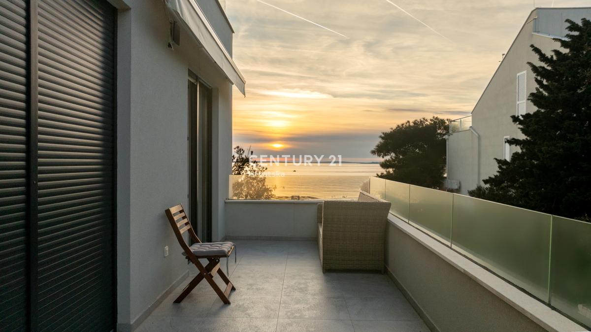 MANDRE, EKSKLUZIVNO, 3,5-PRISOBNO STANOVANJE 80,50 m2, 1. NADSTROPJE, 2. VRSTA DO MORJA, ČUDOVIT RAZGLED, OPREMLJENO, TAKOJ ZASELJIVO!