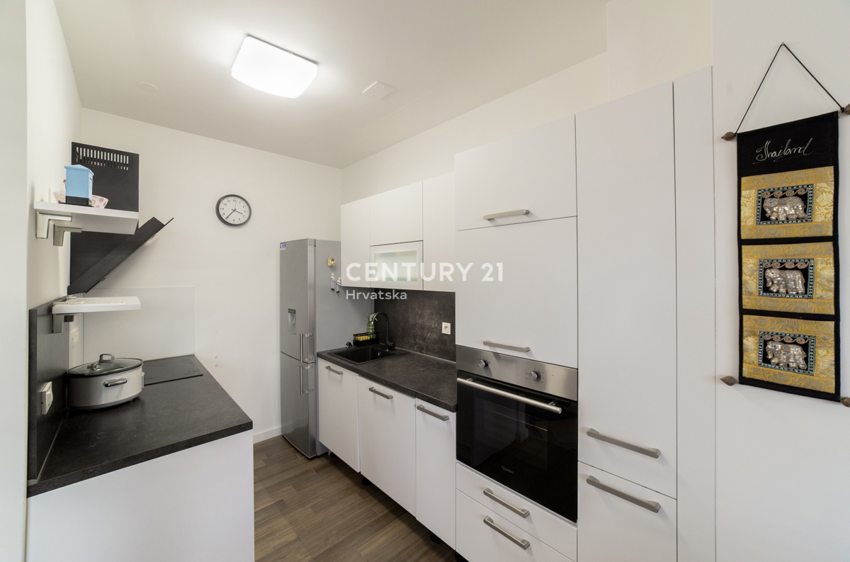 MANDRE, EKSKLUZIVNO, 3,5-PRISOBNO STANOVANJE 80,50 m2, 1. NADSTROPJE, 2. VRSTA DO MORJA, ČUDOVIT RAZGLED, OPREMLJENO, TAKOJ ZASELJIVO!