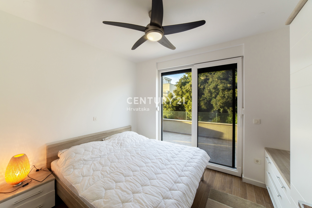 MANDRE, EKSKLUZIVNO, 3,5-PRISOBNO STANOVANJE 80,50 m2, 1. NADSTROPJE, 2. VRSTA DO MORJA, ČUDOVIT RAZGLED, OPREMLJENO, TAKOJ ZASELJIVO!