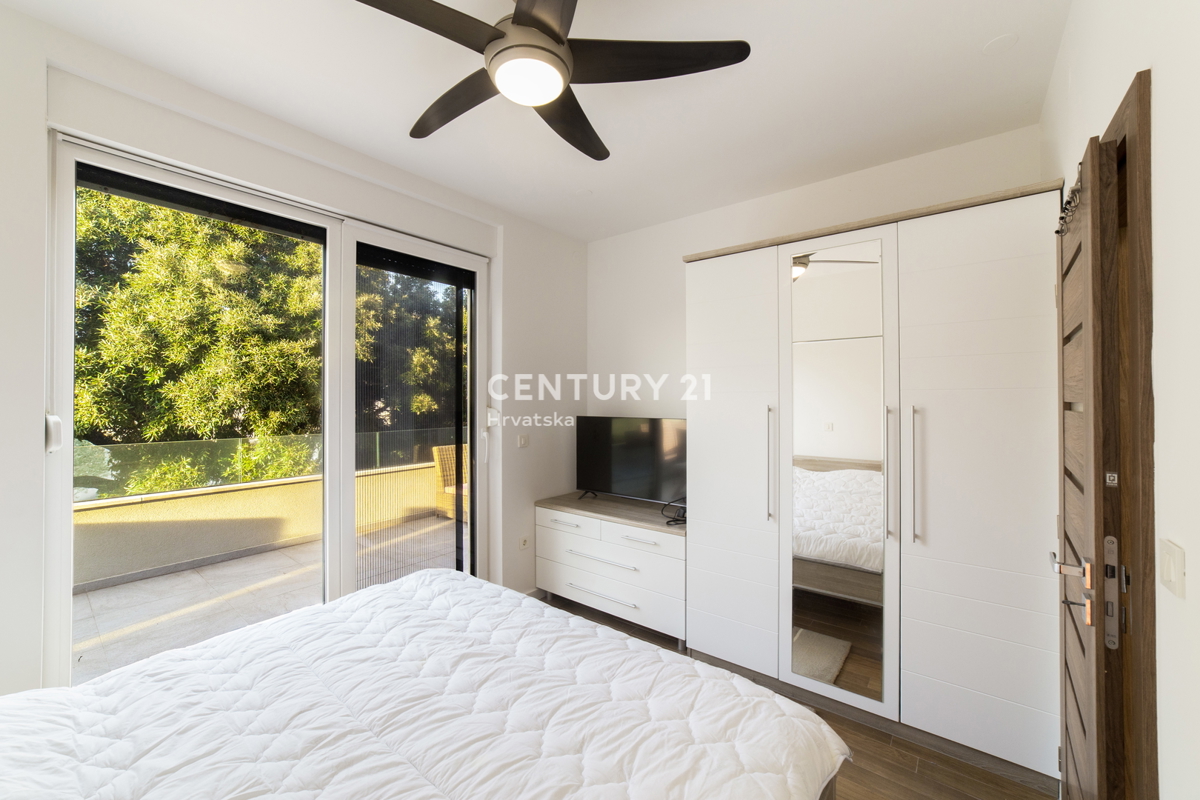 MANDRE, EKSKLUZIVNO, 3,5-PRISOBNO STANOVANJE 80,50 m2, 1. NADSTROPJE, 2. VRSTA DO MORJA, ČUDOVIT RAZGLED, OPREMLJENO, TAKOJ ZASELJIVO!