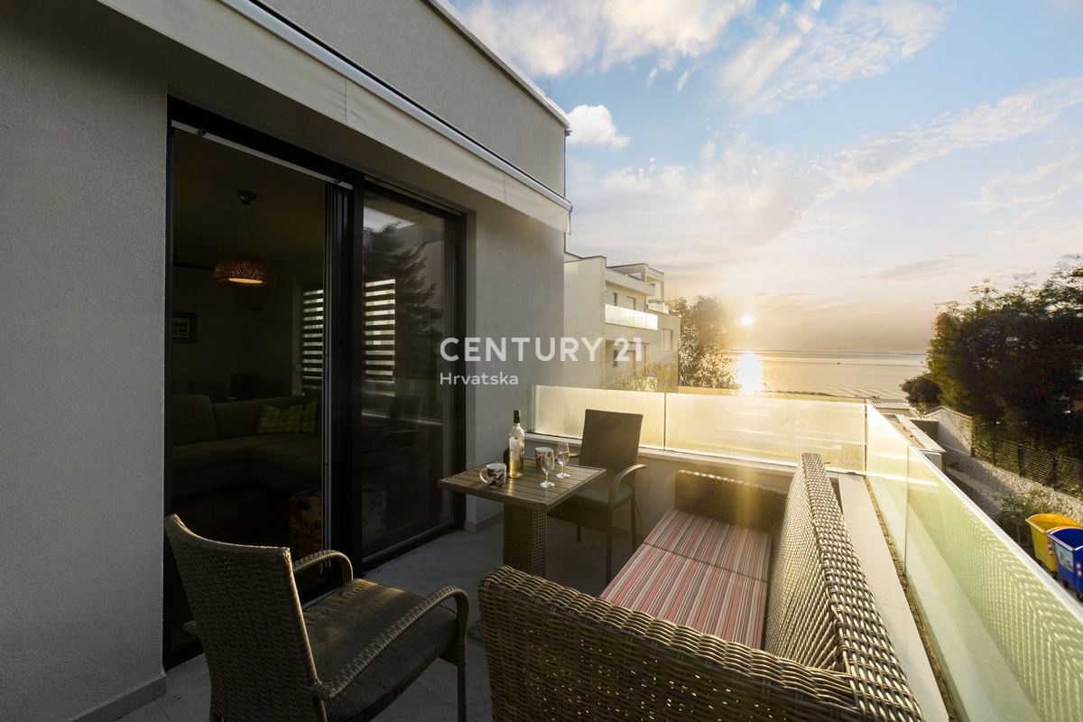 MANDRE, EKSKLUZIVNO, 3,5-PRISOBNO STANOVANJE 80,50 m2, 1. NADSTROPJE, 2. VRSTA DO MORJA, ČUDOVIT RAZGLED, OPREMLJENO, TAKOJ ZASELJIVO!