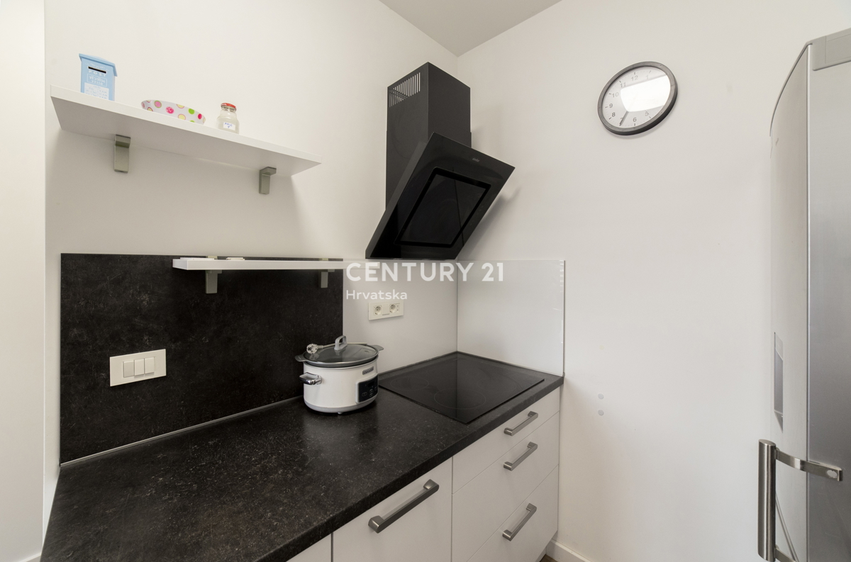 MANDRE, EKSKLUZIVNO, 3,5-PRISOBNO STANOVANJE 80,50 m2, 1. NADSTROPJE, 2. VRSTA DO MORJA, ČUDOVIT RAZGLED, OPREMLJENO, TAKOJ ZASELJIVO!