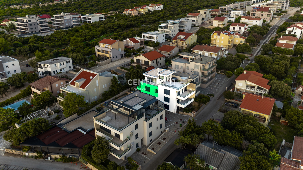 MANDRE, EKSKLUZIVNO, 3,5-PRISOBNO STANOVANJE 80,50 m2, 1. NADSTROPJE, 2. VRSTA DO MORJA, ČUDOVIT RAZGLED, OPREMLJENO, TAKOJ ZASELJIVO!